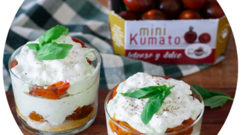 Vasitos de postre con crema y frutas, con caja de mini Kumato al fondo.