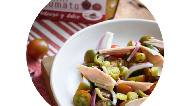 Ensalada de pasta con verduras y aceitunas en un bol blanco, vista superior